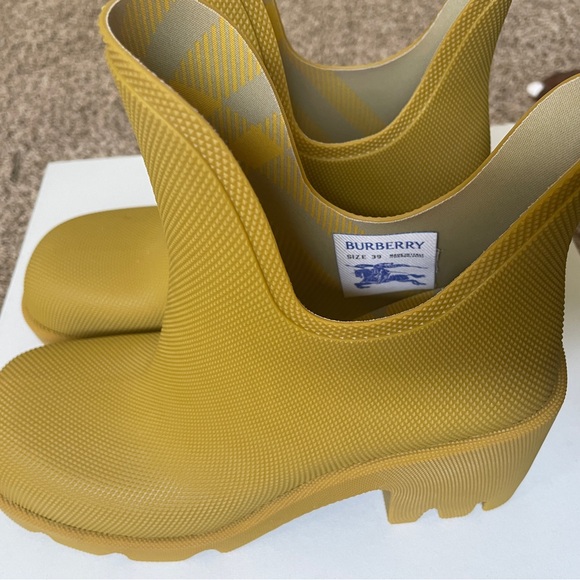 Marsh Textured Ankle Boot (Women). BRAND NEW. NEVER WORN. BURBERRY ANKLE… - Picture 4 of 4